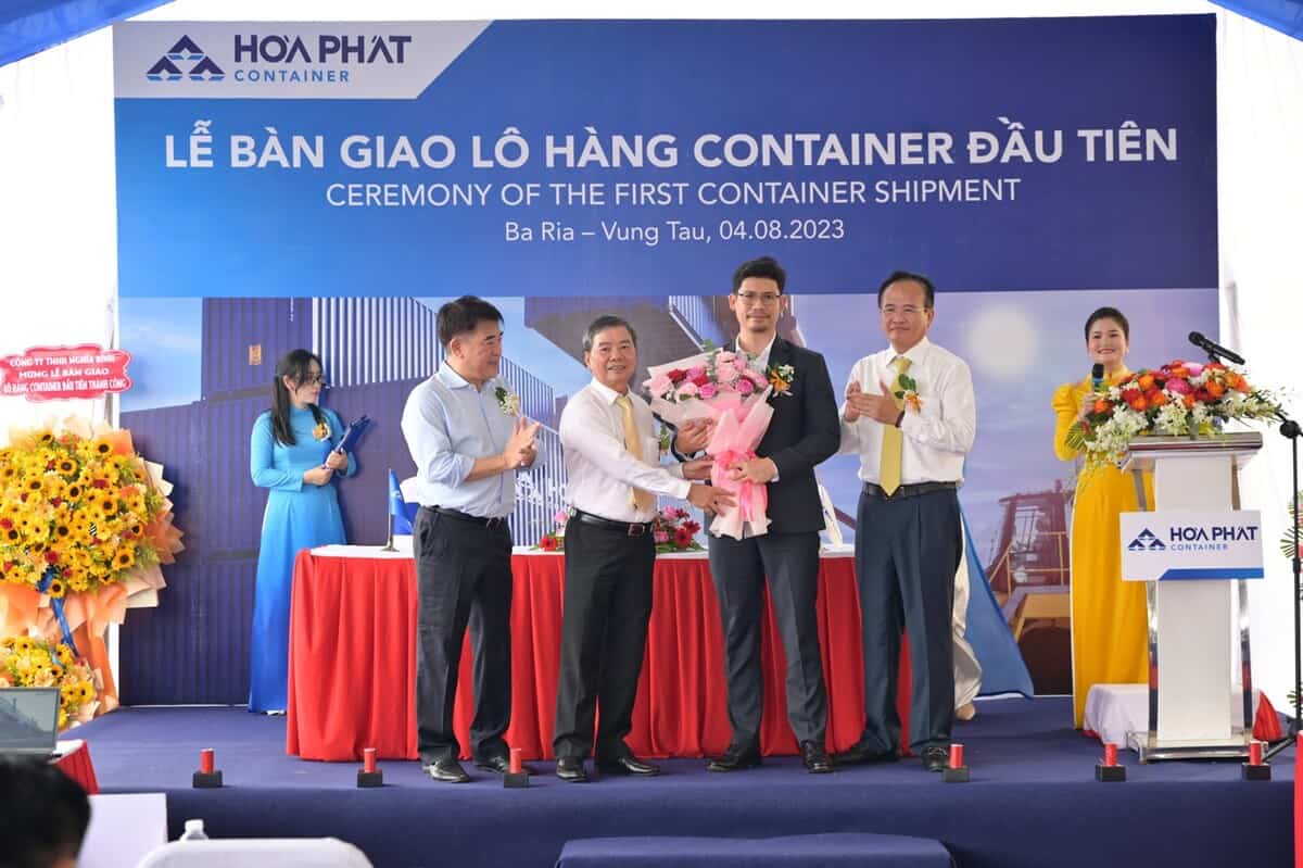 Hòa Phát chính thức bàn giao lô hàng 100 Container loại 20 feet đầu tiên cho đối tác