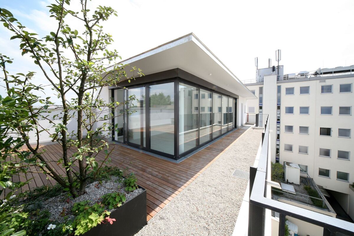 Thiết kế thêm phòng trên sân thượng bằng vật liệu nhẹ giúp tiết kiệm chi phí và thời gian, tạo ra một không gian sống mới khác biệt
