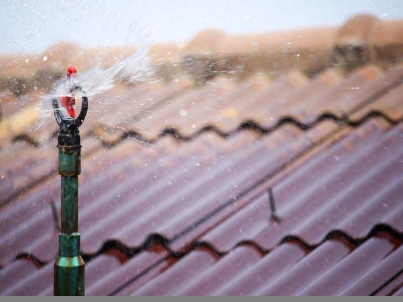 Sử dụng hệ thống phun nước trên mái nhà 