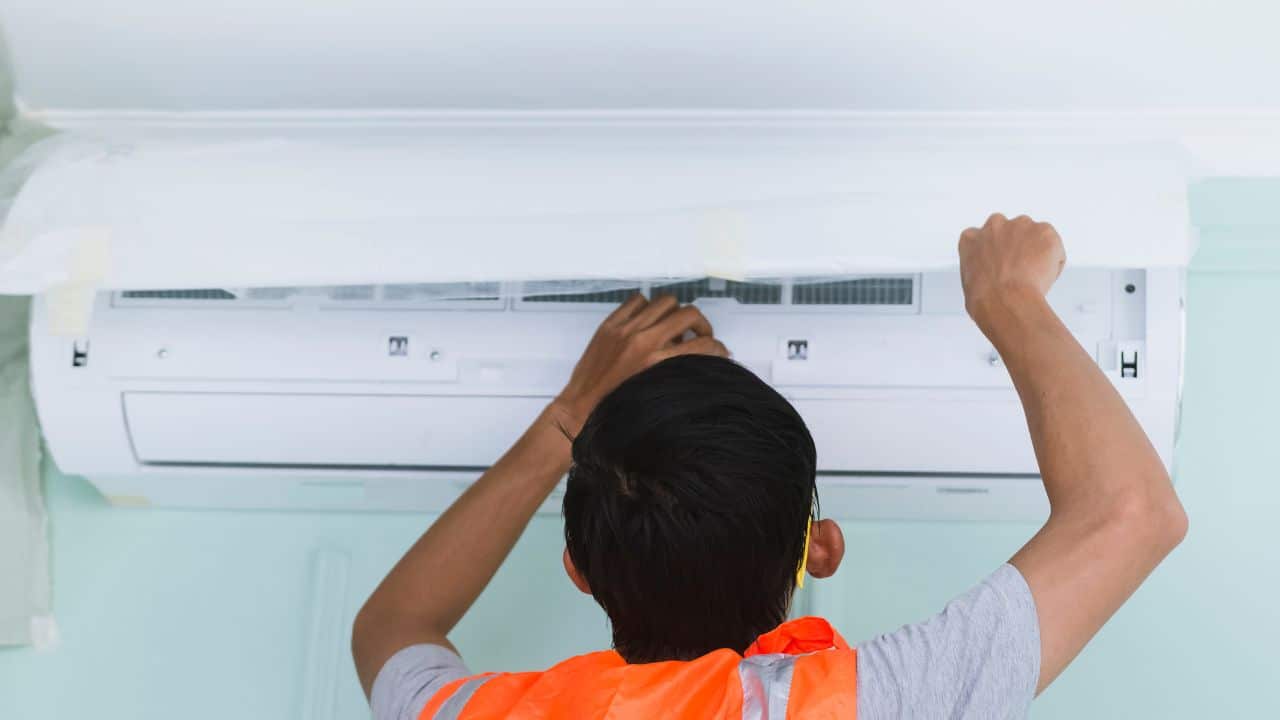 Mùi hôi từ máy lạnh ảnh hưởng đến môi trường sống và làm việc