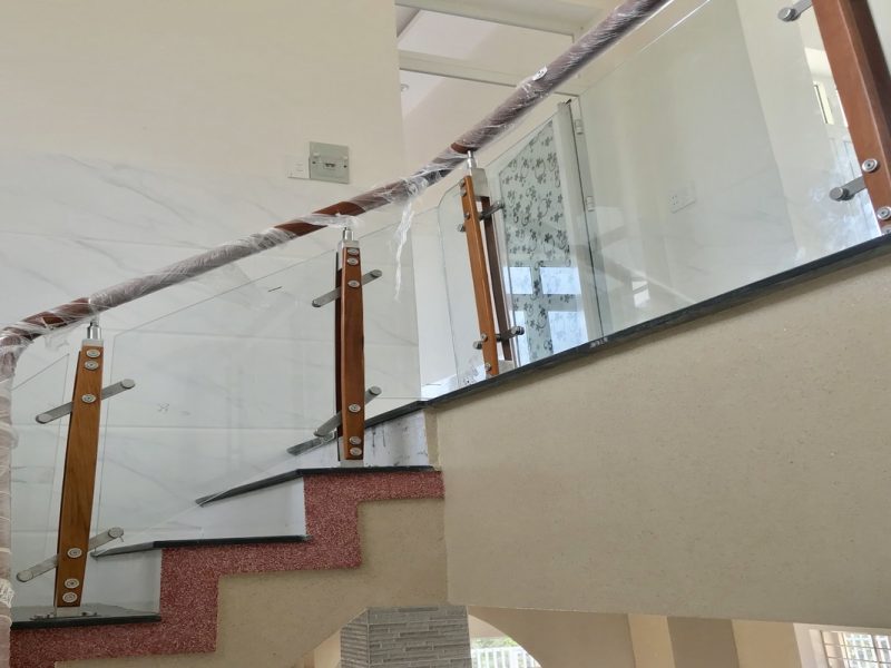 Báo giá cầu thang kính cường lực mới nhất tại Phước Thịnh Group
