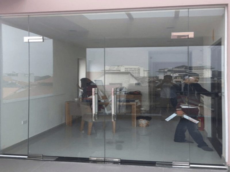 Cửa kính bản lề sàn tốt tại TP.HCM