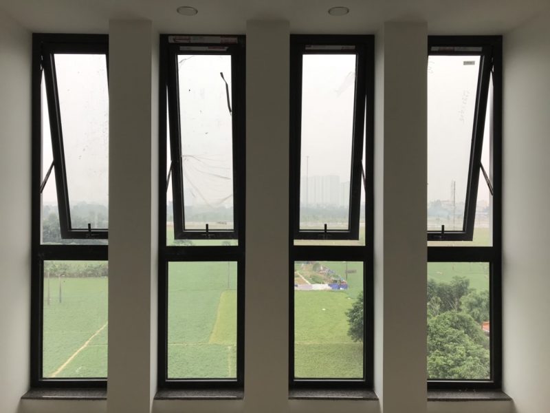 Cửa sổ mở hất Xingfa đẹp tại TP.HCM