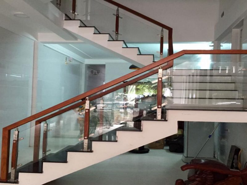 Giá cầu thang kính cường lực tại TP.HCM