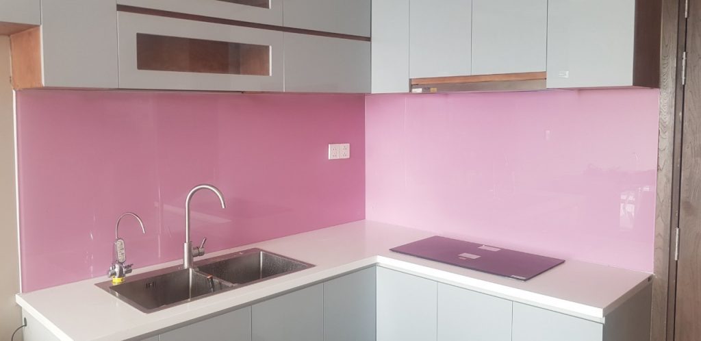 Mẫu kính ốp bếp sơn màu đơn sắc