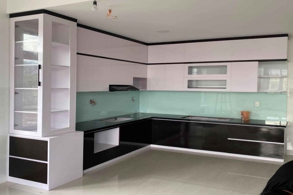 Phước Thịnh Group cung cấp và thi công kính ốp bếp sơn màu
