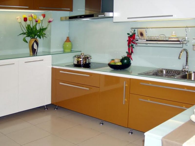 Kính ốp bếp sơn màu chất lượng tại TP.HCM