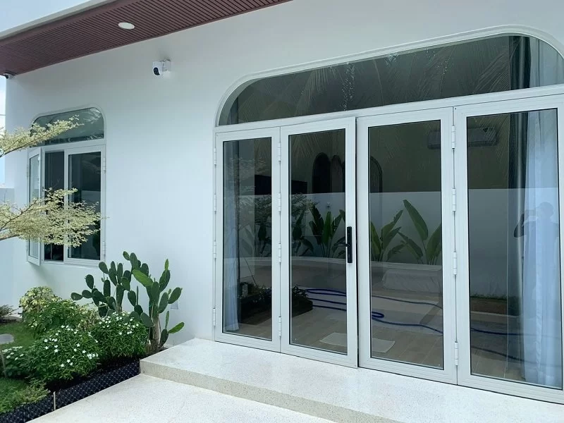 Ứng dụng thực tế của cửa nhôm xingfa màu trắng trong công trình