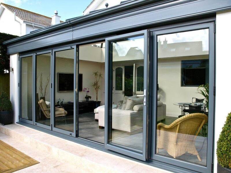 Ứng dụng của cửa nhôm kính trong việc cải tạo nhà cấp 4