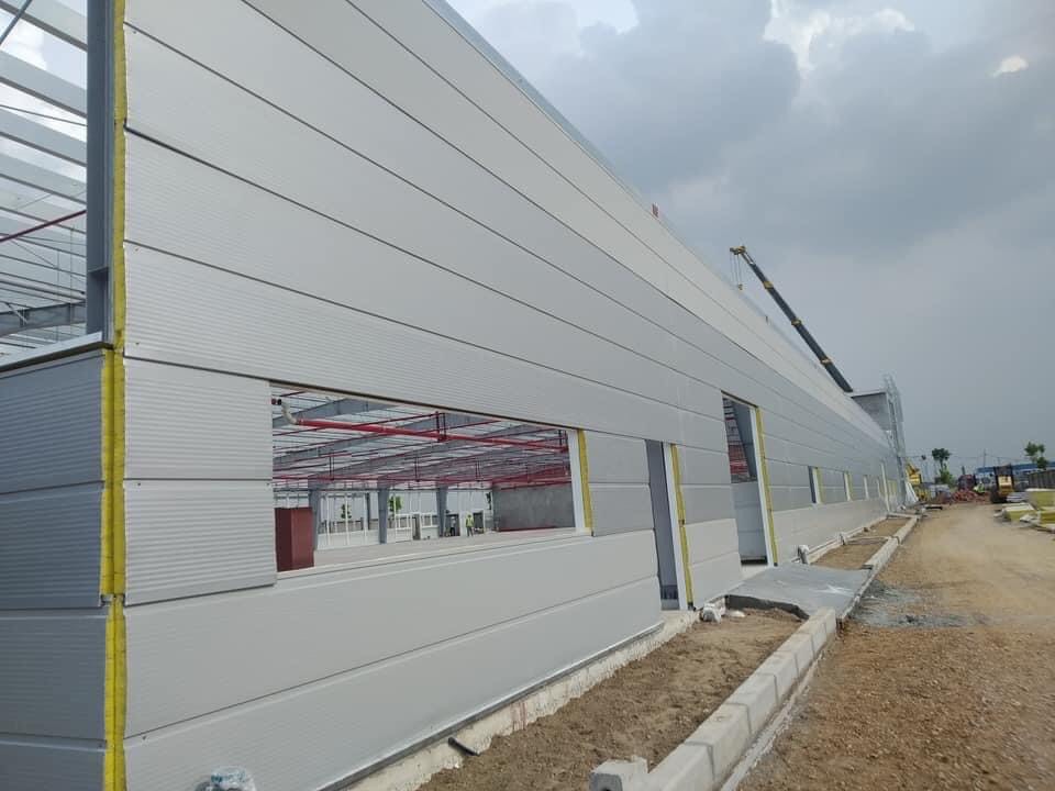 Thi công bông thủy tinh cách nhiệt cho vách và trần nhà xưởng