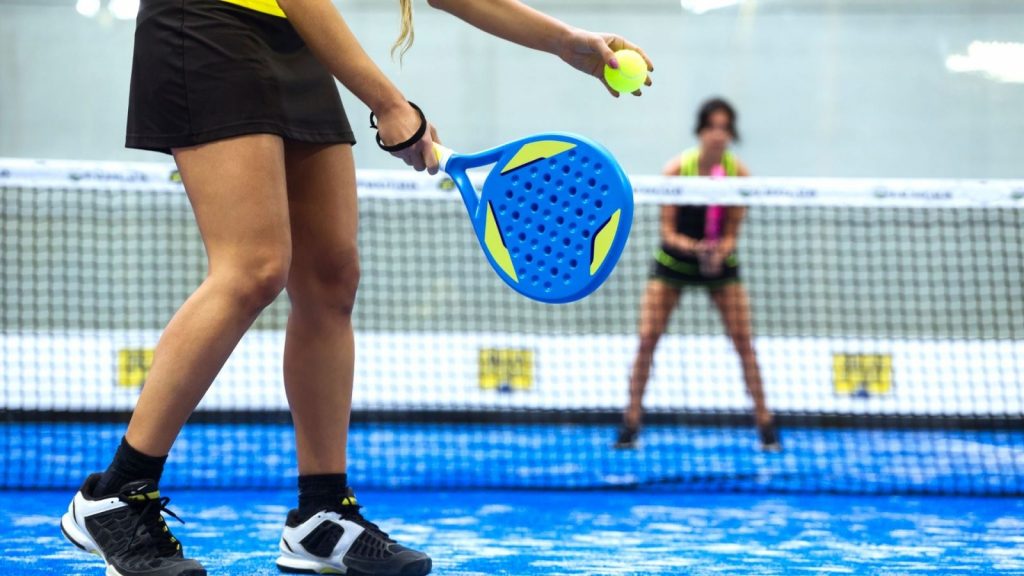 Luật chơi padel cơ bản là giao bóng dưới tay