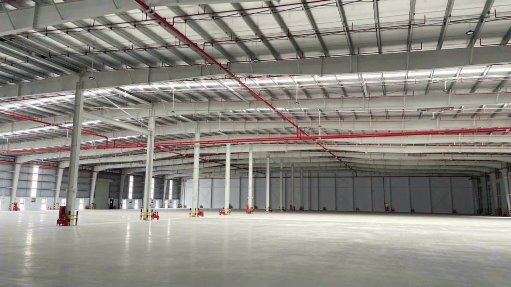 Không gian bên trong nhà xưởng mùa hè gây nóng bức