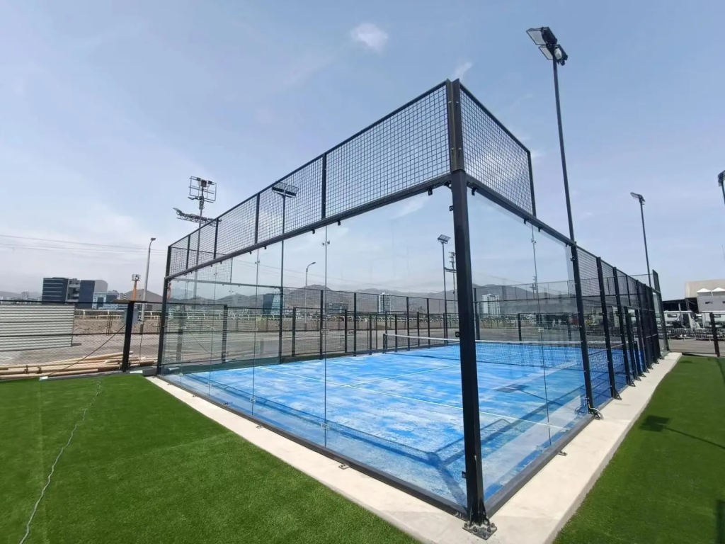 Sân padel ngoài trời với khung thép và kính cường lực