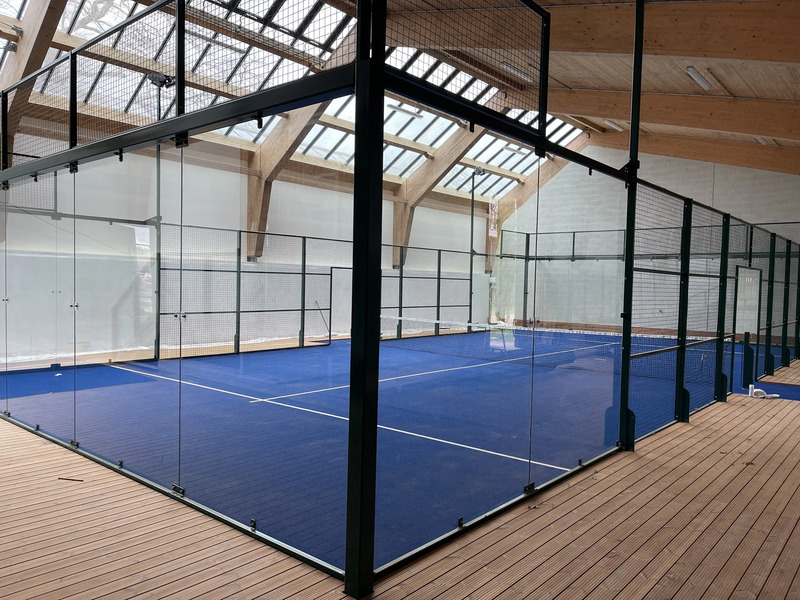 Sân padel trong nhà là lựa chọn hạn chế tối đa ảnh hưởng thời tiết