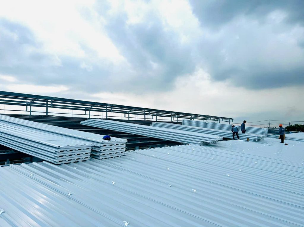 Cấu tạo tôn chống nóng cách nhiệt 3 lớp cho mái nhà xưởng