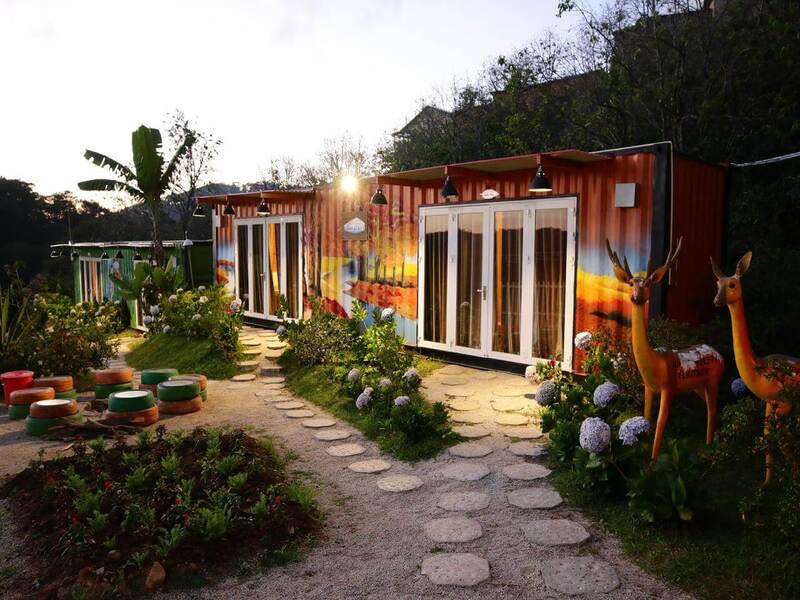 Nhà container homestay đẹp, nhiều màu sắc, thu hút du khách.
