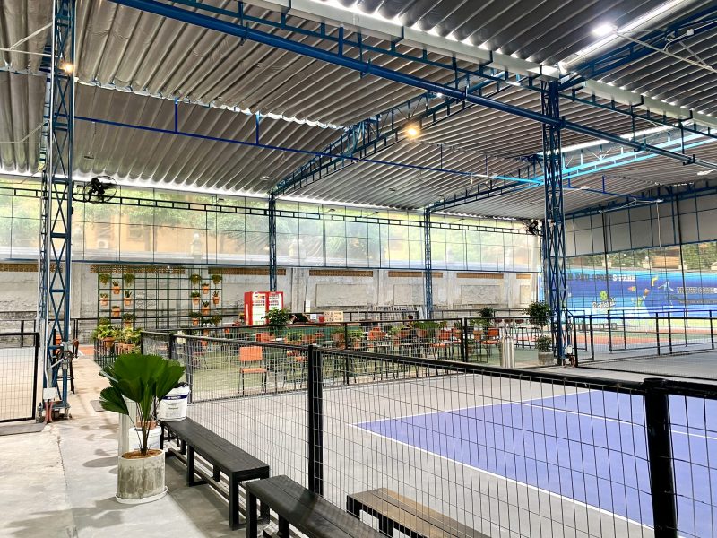Sân pickleball trong nhà kết hợp khu nghỉ ngơi và tiện ích