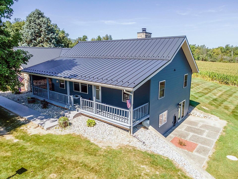 cấu tạo mái nhà lắp ghép gồm khung thép và lớp tôn cách nhiệt