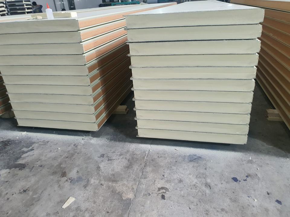 Tấm Panel PU/PIR nhẹ, cách nhiệt tốt, tối ưu chi phí dân dụng.