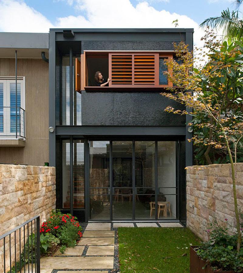 Nhà 2 tầng sử dụng mái tôn cách nhiệt để giảm chi phí xây dựng