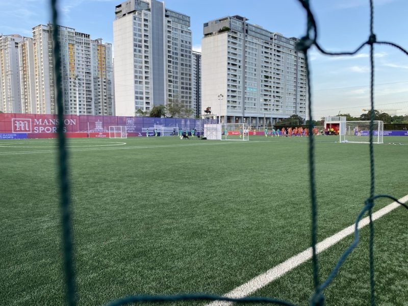 Toàn cảnh sân bóng Maison trong quá trình thi đấu thực tế